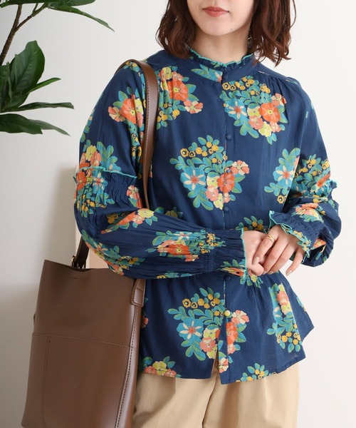 KILKI(キルキー)の「KILKI ブーケ柄ブラウス(シャツ/ブラウス・レディース・ホワイト/ネイビー・F)」の2枚目の写真