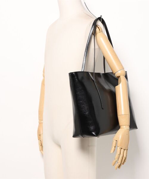 NiiNa(ニーナ)の「【 NiiNa / ニーナ 】高品質牛革 シンプル トートバッグ(トートバッグ・レディース・ブラック/ブラウン/ダークブラウン/レッド・FREE)」の6枚目の写真