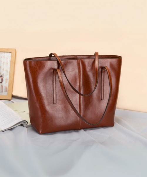 NiiNa(ニーナ)の「【 NiiNa / ニーナ 】高品質牛革 シンプル トートバッグ(トートバッグ・レディース・ブラック/ブラウン/ダークブラウン/レッド・FREE)」の2枚目の写真