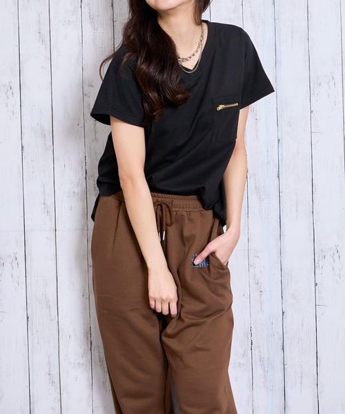 GORGE(ゴージ)の「《ZIP付きポケT》Vネックカットソー/こなれ感プラス(Tシャツ/カットソー・レディース・カーキ/ブラック/チャコール/ライトグレー/オフホワイト・F)」の6枚目の写真