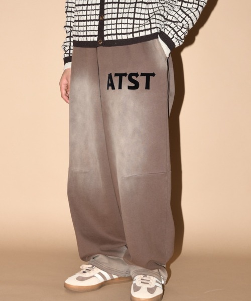 SUPERTHANKS(スーパーサンクス)の「オーバーダイ加工&フロッキープリント サイドタックワイドパンツ/Sun faded Flocky print Sweat Side-tuck Wide Pants(スウェットパンツ・メンズ・ブラウン/ブラック・S/M/L)」の2枚目の写真