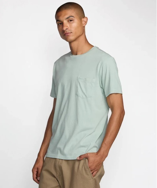 RVCA(ルーカ)の「RVCA メンズ PTC 2 PIGMENT SS Tシャツ 【2025年夏モデル】/ルーカ胸ポケットワンポイントロゴ刺繍クルーネック半袖Tシャツ(Tシャツ/カットソー・メンズ・ブルー系その他/ピンク・MEDIUM/SMALL/LARGE)」の10枚目の写真