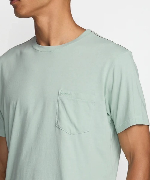 RVCA(ルーカ)の「RVCA メンズ PTC 2 PIGMENT SS Tシャツ 【2025年夏モデル】/ルーカ胸ポケットワンポイントロゴ刺繍クルーネック半袖Tシャツ(Tシャツ/カットソー・メンズ・ブルー系その他/ピンク・MEDIUM/SMALL/LARGE)」の13枚目の写真