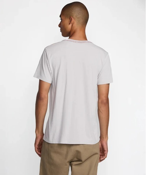 RVCA(ルーカ)の「RVCA メンズ PTC 2 PIGMENT SS Tシャツ 【2025年夏モデル】/ルーカ胸ポケットワンポイントロゴ刺繍クルーネック半袖Tシャツ(Tシャツ/カットソー・メンズ・ブルー系その他/ピンク・MEDIUM/SMALL/LARGE)」の5枚目の写真