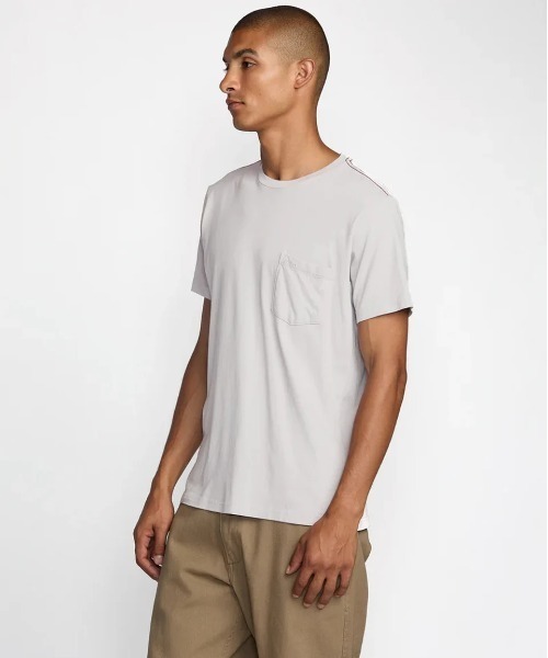 RVCA(ルーカ)の「RVCA メンズ PTC 2 PIGMENT SS Tシャツ 【2025年夏モデル】/ルーカ胸ポケットワンポイントロゴ刺繍クルーネック半袖Tシャツ(Tシャツ/カットソー・メンズ・ブルー系その他/ピンク・MEDIUM/SMALL/LARGE)」の4枚目の写真