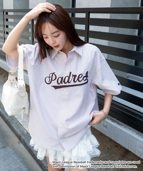 MLB（メジャーリーグベースボール）の「∴WEGO/MLB別注ストライプグラフィックシャツ（シャツ/ブラウス・メンズ・ブラウン系その他4/ブルー系その他4/ホワイト系その他4・LARGE/MEDIUM）」の3枚目の写真