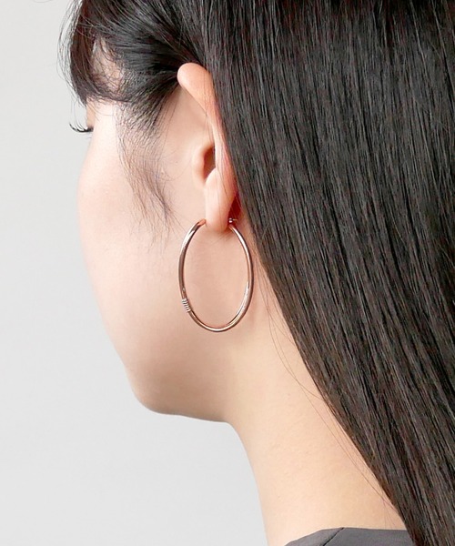 Kengo Kuma + MA,YU (ケンゴ クマ プラス マユ )の「ケンゴ クマ プラス マユ フープピアス(ピアス(両耳用)・レディース・ピンクゴールド・ONE SIZE)」の3枚目の写真