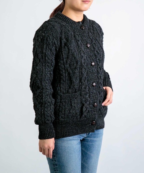 aran WOOLLEN MILLS（アランウーレンミルズ）の「[ aran ] ARAN WOOLLEN MILLS SWEATER / ヘリテージアランセーター カーディガン（カーディガン/ボレロ・レディース・チャコールグレー・S）」の2枚目の写真