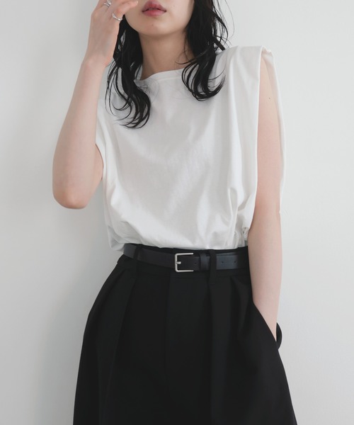 LIAN(リアン)の「ショルダータックトップス(Tシャツ/カットソー・レディース・オフホワイト/ブラック/スミクロ/グリーン/ブラウン・FREE)」の1枚目の写真