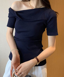 斜めネックオフショルダートップス
