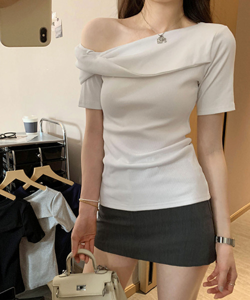 セール】斜めネックオフショルダートップス（Tシャツ/カットソー