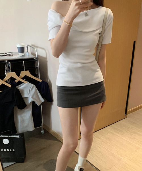 斜めネックオフショルダートップス（Tシャツ/カットソー）｜2ly2
