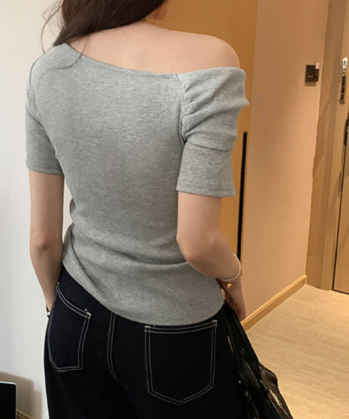 斜めネックオフショルダートップス（Tシャツ/カットソー）｜2ly2