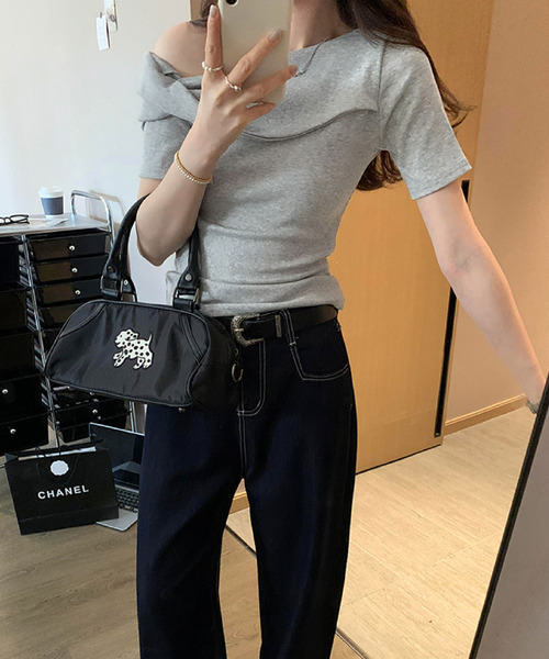 2ly2(トゥーリートゥー)の「斜めネックオフショルダートップス(Tシャツ/カットソー・レディース・グレー/ブラック/ネイビー/ホワイト・FREE)」の13枚目の写真