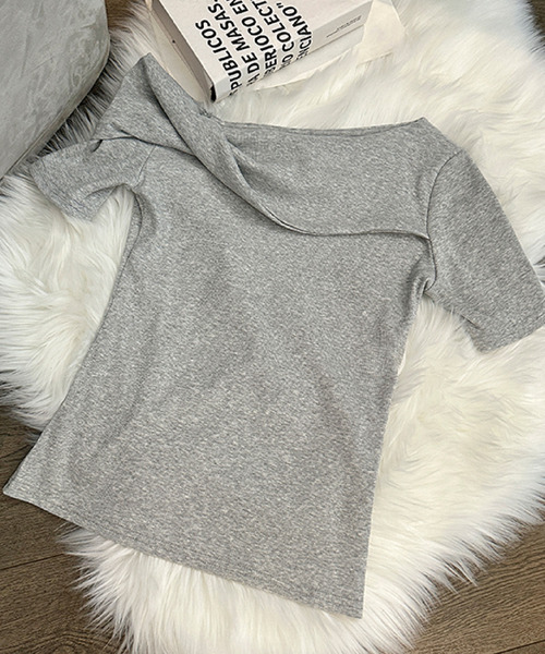 2ly2(トゥーリートゥー)の「斜めネックオフショルダートップス(Tシャツ/カットソー・レディース・グレー/ブラック/ネイビー/ホワイト・FREE)」の22枚目の写真