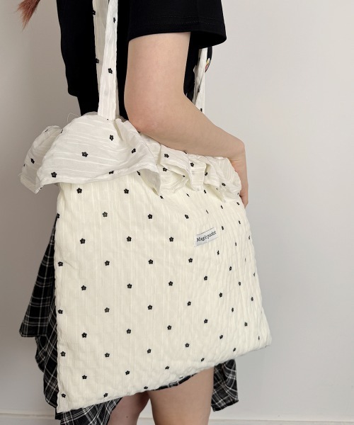 VIVID LADY（ビビッドレディー）の「小花柄 フリル トートバッグ エコバッグ（トートバッグ・レディース・ブラック/レッド/ホワイト・FREE）」の5枚目の写真
