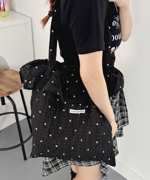 VIVID LADY（ビビッドレディー）の「小花柄 フリル トートバッグ エコバッグ（トートバッグ・レディース・ブラック/レッド/ホワイト・FREE）」の7枚目の写真