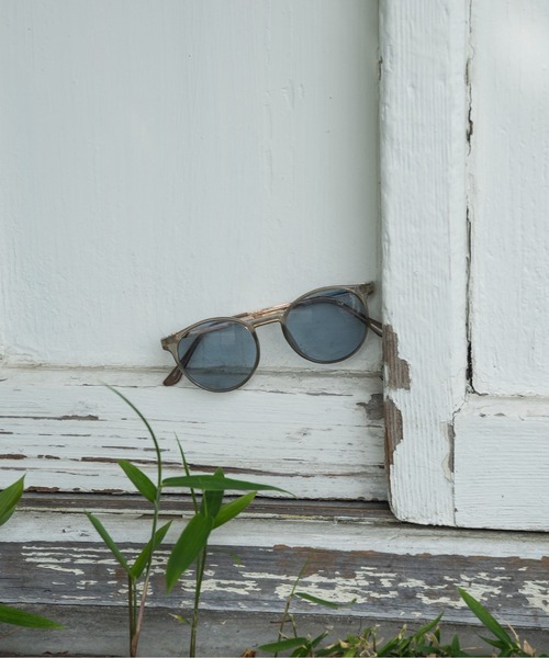 lawgy(ラウジー)の「color boston frame sunglasses / カラーボストンフレームサングラス(サングラス・レディース・ブラック/ブルーグレー/ブラウン系その他/カーキ/ライトオレンジ系・FREE)」の2枚目の写真