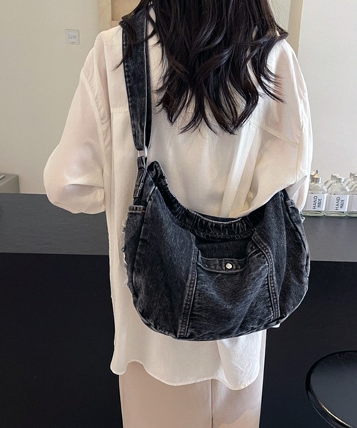 BENDER TOKYO（ベンダートウキョウ）の「ダメージ加工 ウォッシュデニム ショルダーバッグ ワンハンドル（ショルダーバッグ・レディース・ブラック/インディゴブルー/ブルー・FREE）」の6枚目の写真