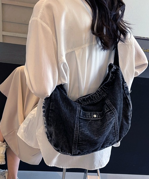 BENDER TOKYO（ベンダートウキョウ）の「ダメージ加工 ウォッシュデニム ショルダーバッグ ワンハンドル（ショルダーバッグ・レディース・ブラック/インディゴブルー/ブルー・FREE）」の4枚目の写真