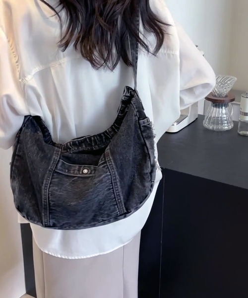 BENDER TOKYO（ベンダートウキョウ）の「ダメージ加工 ウォッシュデニム ショルダーバッグ ワンハンドル（ショルダーバッグ・レディース・ブラック/インディゴブルー/ブルー・FREE）」の7枚目の写真