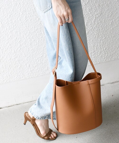 VELETTO(ベレット)の「VELETTO: ポシェット付き 3WAY ワンハンドル バケツ ショルダー バッグ(ショルダーバッグ・レディース・キャメル/ブラウン・ONE SIZE)」の7枚目の写真