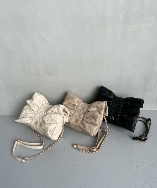 one after another NICE CLAUP(ワンアフターアナザーナイスクラップ)の「【初回分完売】リボンキルティングバッグ(ショルダーバッグ・レディース・ブラック/ベージュ/アイボリー・FREE)」の4枚目の写真