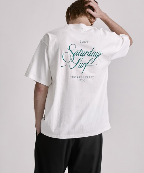 Saturdays NYC(サタデーズ ニューヨークシティ )の「Cursive Saturdays Surf Relaxed SS Tee(Tシャツ/カットソー・メンズ・ミント/ホワイト/ブラウン・S/XL/L/M)」の1枚目の写真