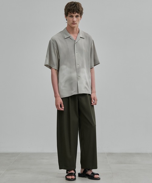 UNITED TOKYO(ユナイテッドトウキョウ)の「COLD DRY GRADATION PLEATS オープンカラーシャツ(シャツ/ブラウス・メンズ・ライトベージュ/ブラック/ブルー・2/1)」の7枚目の写真