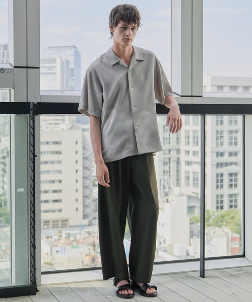 UNITED TOKYO(ユナイテッドトウキョウ)の「COLD DRY GRADATION PLEATS オープンカラーシャツ(シャツ/ブラウス・メンズ・ライトベージュ/ブラック/ブルー・2/1)」の6枚目の写真