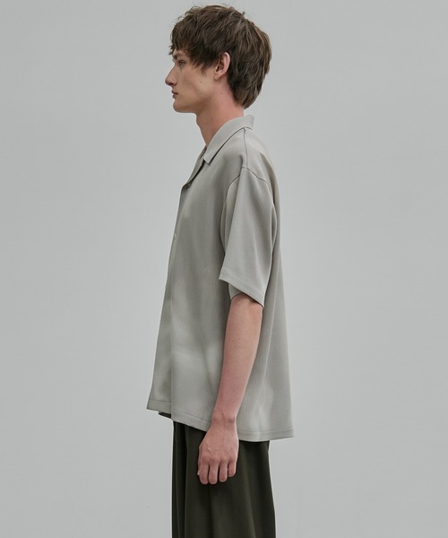 UNITED TOKYO(ユナイテッドトウキョウ)の「COLD DRY GRADATION PLEATS オープンカラーシャツ(シャツ/ブラウス・メンズ・ライトベージュ/ブラック/ブルー・2/1)」の17枚目の写真