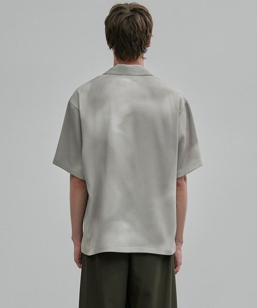 UNITED TOKYO(ユナイテッドトウキョウ)の「COLD DRY GRADATION PLEATS オープンカラーシャツ(シャツ/ブラウス・メンズ・ライトベージュ/ブラック/ブルー・2/1)」の18枚目の写真