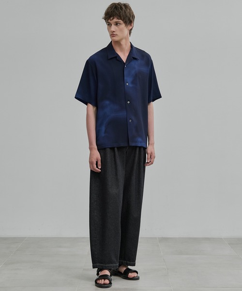 UNITED TOKYO(ユナイテッドトウキョウ)の「COLD DRY GRADATION PLEATS オープンカラーシャツ(シャツ/ブラウス・メンズ・ライトベージュ/ブラック/ブルー・2/1)」の9枚目の写真