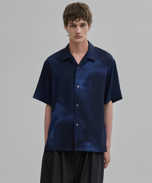 UNITED TOKYO(ユナイテッドトウキョウ)の「COLD DRY GRADATION PLEATS オープンカラーシャツ(シャツ/ブラウス・メンズ・ライトベージュ/ブラック/ブルー・2/1)」の10枚目の写真
