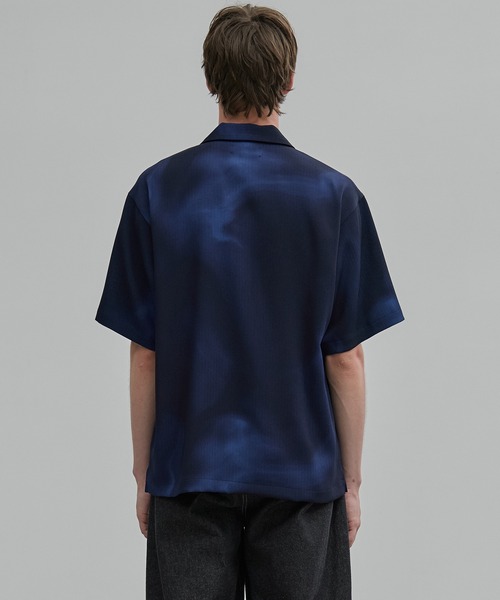 UNITED TOKYO(ユナイテッドトウキョウ)の「COLD DRY GRADATION PLEATS オープンカラーシャツ(シャツ/ブラウス・メンズ・ライトベージュ/ブラック/ブルー・2/1)」の21枚目の写真