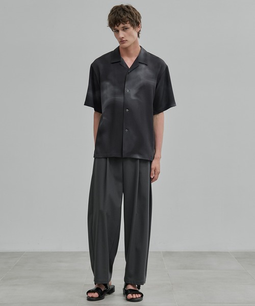 UNITED TOKYO(ユナイテッドトウキョウ)の「COLD DRY GRADATION PLEATS オープンカラーシャツ(シャツ/ブラウス・メンズ・ライトベージュ/ブラック/ブルー・2/1)」の5枚目の写真