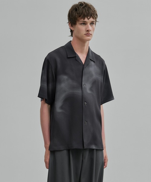 UNITED TOKYO(ユナイテッドトウキョウ)の「COLD DRY GRADATION PLEATS オープンカラーシャツ(シャツ/ブラウス・メンズ・ライトベージュ/ブラック/ブルー・2/1)」の11枚目の写真