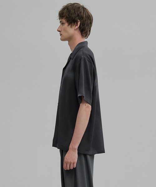 UNITED TOKYO(ユナイテッドトウキョウ)の「COLD DRY GRADATION PLEATS オープンカラーシャツ(シャツ/ブラウス・メンズ・ライトベージュ/ブラック/ブルー・2/1)」の13枚目の写真
