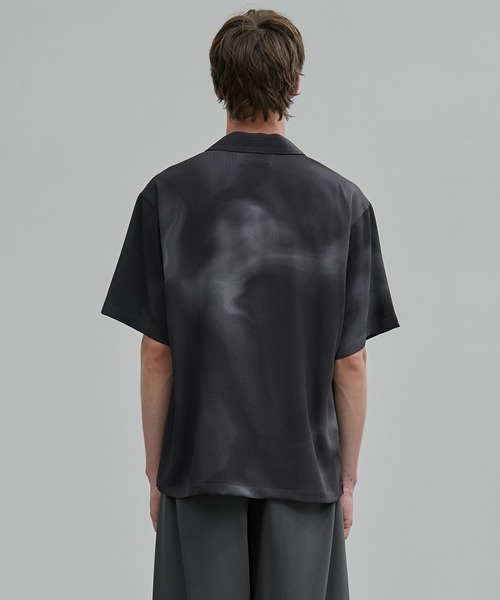 UNITED TOKYO(ユナイテッドトウキョウ)の「COLD DRY GRADATION PLEATS オープンカラーシャツ(シャツ/ブラウス・メンズ・ライトベージュ/ブラック/ブルー・2/1)」の14枚目の写真