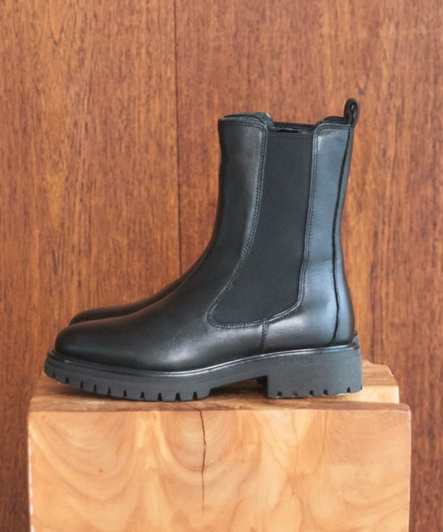 Doux archives（ドゥアルシーヴ）の「本革サイドゴアショートブーツ（ブーツ・レディース・ブラック・24.5/23.5）」の4枚目の写真