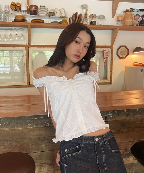 UNE MANSION(ユヌマンション)の「【UNE MADE】ワンポイントリボン・2WAYフリルシャツ(シャツ/ブラウス・レディース・ホワイト/ブラック・FREE)」の4枚目の写真