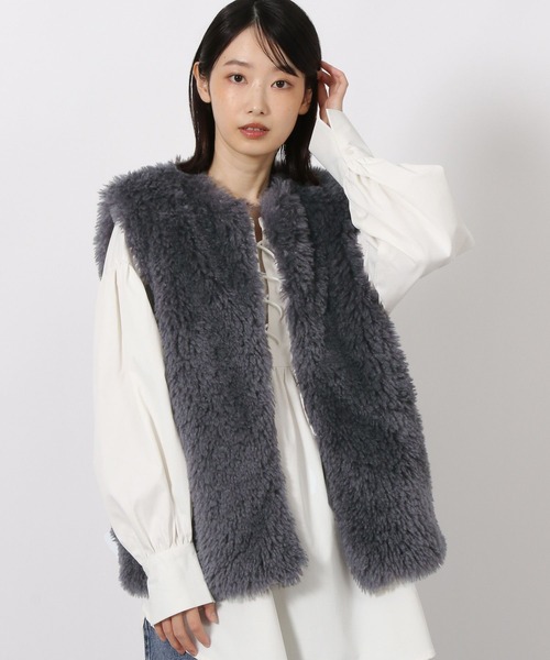 LAKOLE（ラコレ）の「シープファーベスト / 327801（ベスト・レディース・グレー/チャコール/ライトベージュ・FREE）」の2枚目の写真