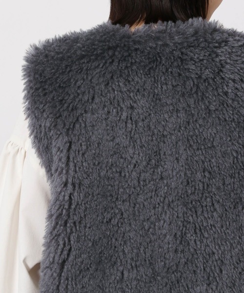 LAKOLE（ラコレ）の「シープファーベスト / 327801（ベスト・レディース・グレー/チャコール/ライトベージュ・FREE）」の12枚目の写真