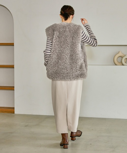 LAKOLE（ラコレ）の「シープファーベスト / 327801（ベスト・レディース・グレー/チャコール/ライトベージュ・FREE）」の7枚目の写真