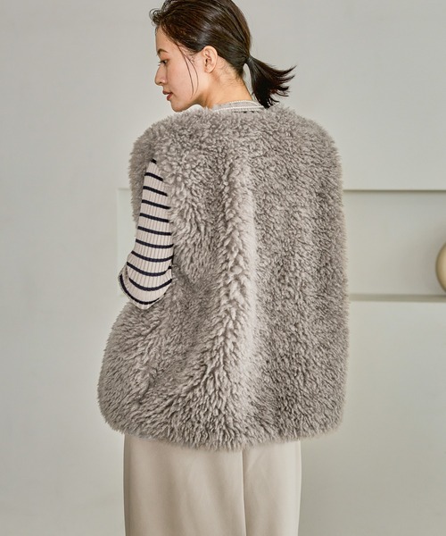 LAKOLE（ラコレ）の「シープファーベスト / 327801（ベスト・レディース・グレー/チャコール/ライトベージュ・FREE）」の10枚目の写真