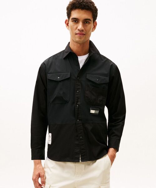 TOMMY HILFIGER（トミーヒルフィガー）の「MODERN ATHLETIC ミックスファブリックユーティリティシャツ（シャツ/ブラウス・メンズ・ホワイト/ブラック・LARGE/MEDIUM/SMALL/X-LARGE）」の2枚目の写真