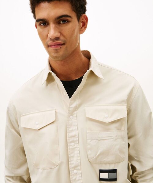 TOMMY HILFIGER（トミーヒルフィガー）の「MODERN ATHLETIC ミックスファブリックユーティリティシャツ（シャツ/ブラウス・メンズ・ホワイト/ブラック・LARGE/MEDIUM/SMALL/X-LARGE）」の7枚目の写真