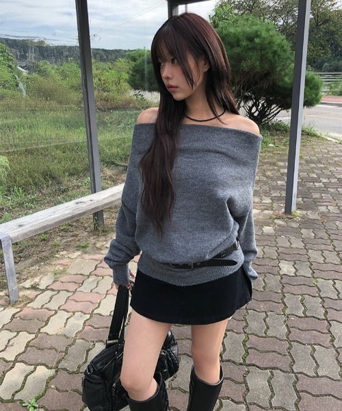anyonemore（エニワンモア）の「シンプルルーズオフショルダーニット（ニット/セーター・レディース・チャコール/ベージュ・FREE）」の4枚目の写真