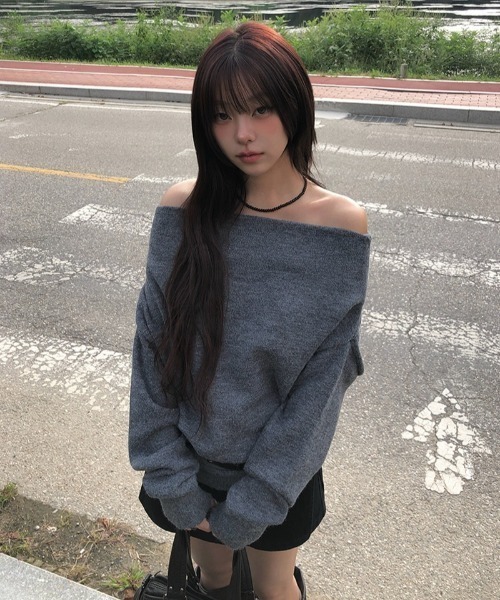 anyonemore（エニワンモア）の「シンプルルーズオフショルダーニット（ニット/セーター・レディース・チャコール/ベージュ・FREE）」の9枚目の写真