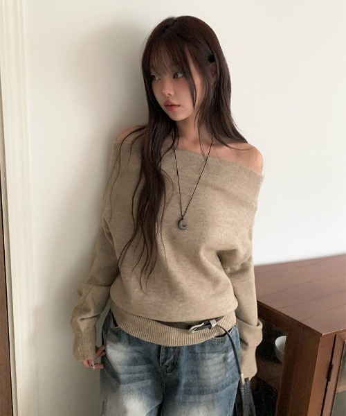 anyonemore（エニワンモア）の「シンプルルーズオフショルダーニット（ニット/セーター・レディース・チャコール/ベージュ・FREE）」の16枚目の写真